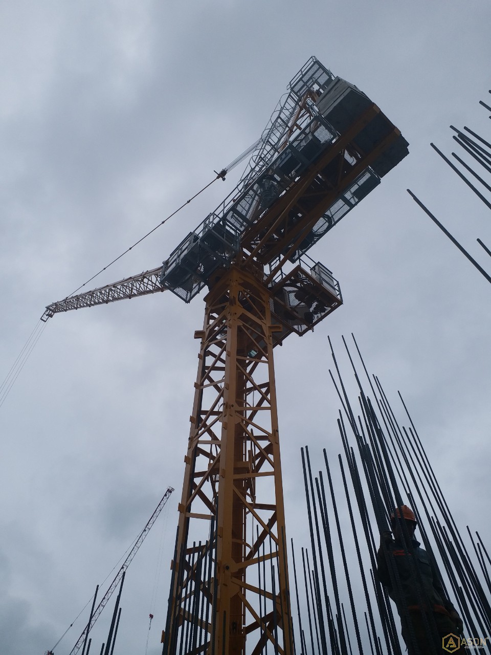 Luffing tower crane GHD4015-6T (narrow mast)